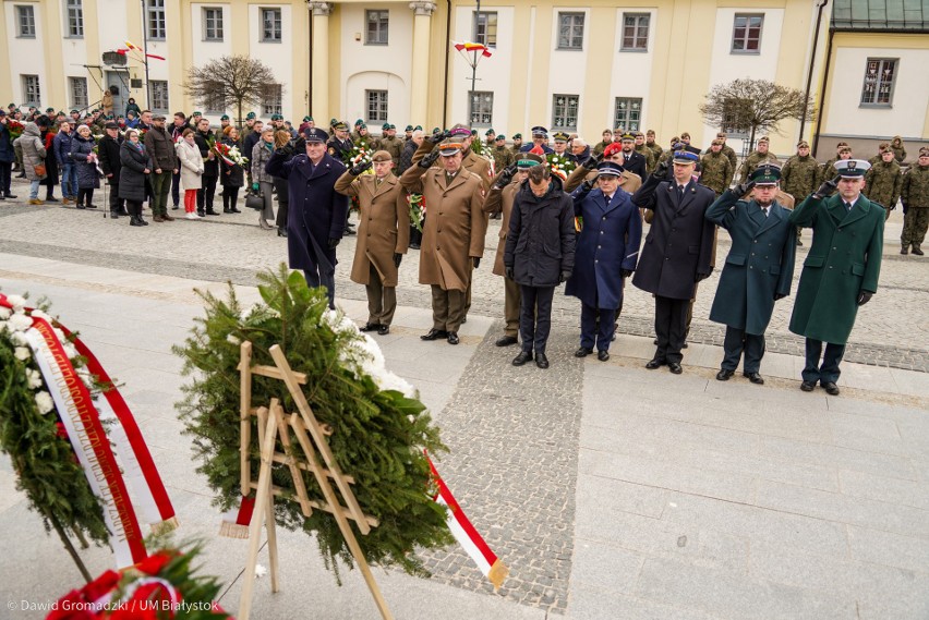 Pod pomnikiem Marszałka Józefa Piłsudskiego zostały złożone...