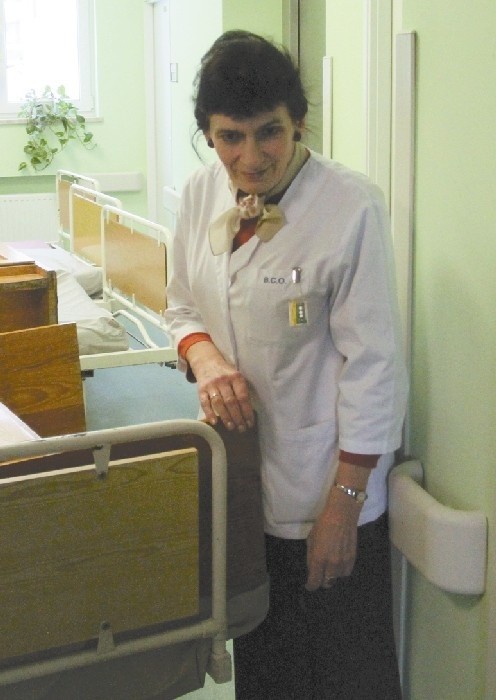 Marzena Juczewska, szefowa BCO przeciska się między łóżkami, które dzień wcześniej zostały wyniesione z sal szpitala wojewódzkiego