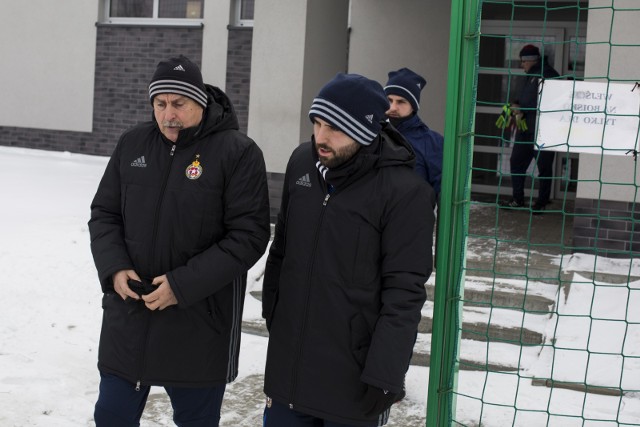 Goncalo Feio (z prawej) wychodzi na trening w ośrodku w Myślenicach wraz z Kazimierzem Kmiecikiem