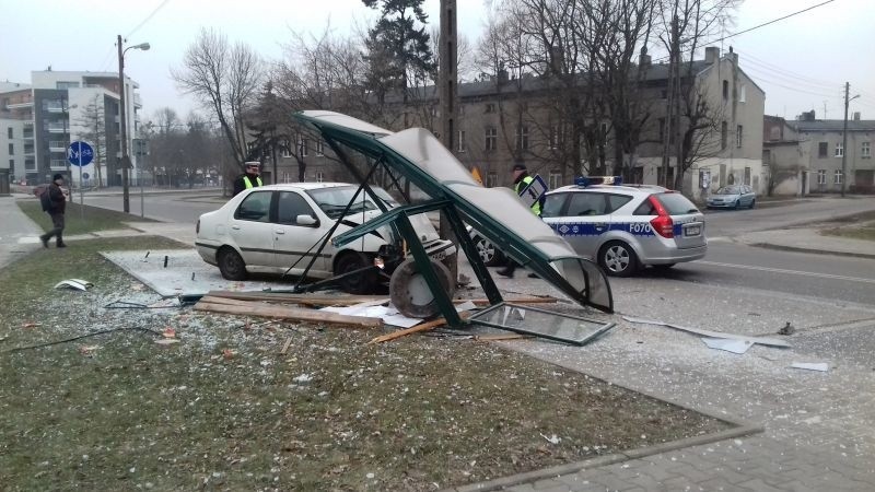 Na ul. Srebrzyńskiej pijany fiatem wjechał w przystanek, przesunął go o kilka metrów i zatrzymał się na słupie! [FILM, zdjęcia]