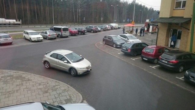 Co miał w głowie kierowca hondy civic parkując auto prawie na środku skrzyżowaniu przed sklepem Kukułka w Kleosinie? Zdjęcie zrobione w piątek otrzymaliśmy od waasyyla