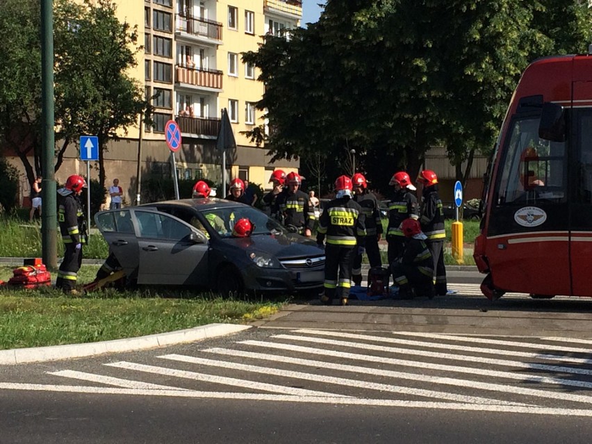 Wypadek na 3 Maja w Sosnowcu. Poszkodowany kierowca opla...