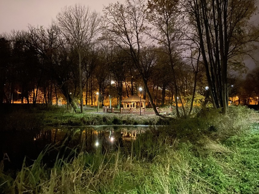 Jaśniej na Syrenich Stawach w Szczecinie. Oświetla je osiemdziesiąt lamp