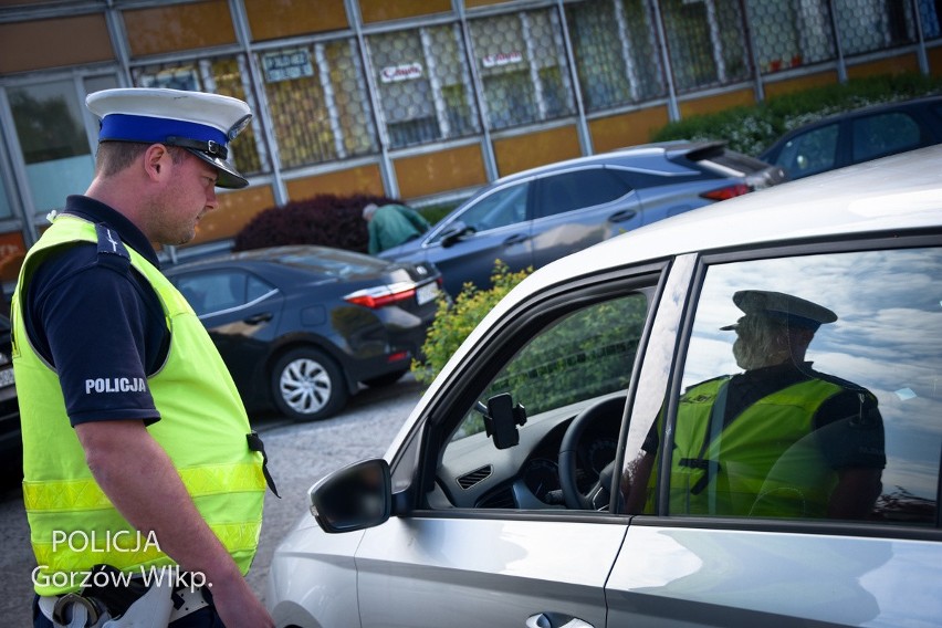 Gorzów: policjanci przy pomocy drona kontrolowali kierowców....