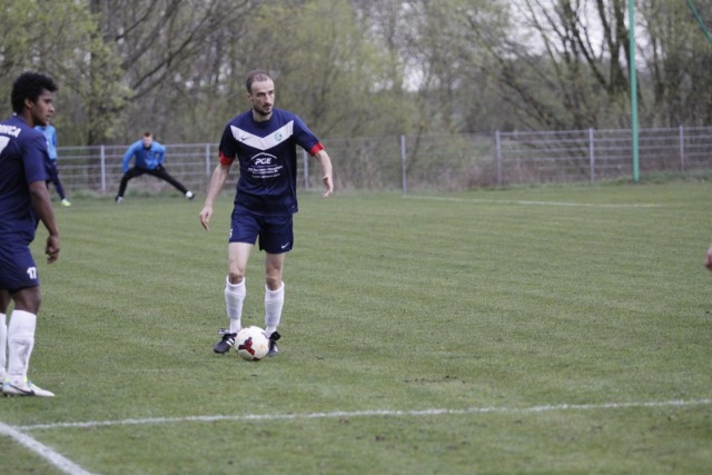 Ivan Udarevic (przy piłce) był najbliżej zdobycia gola dla Swornicy.