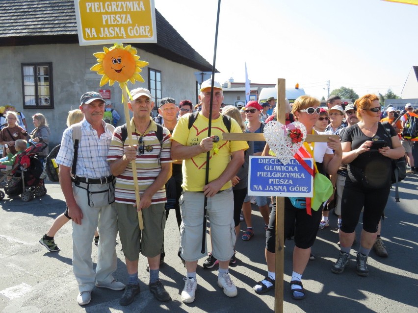 Gliwicka Piesza Pielgrzymka na Jasną Górę 2015: Pielgrzymi wyruszyli z Tworoga [ZDJĘCIA, WIDEO]