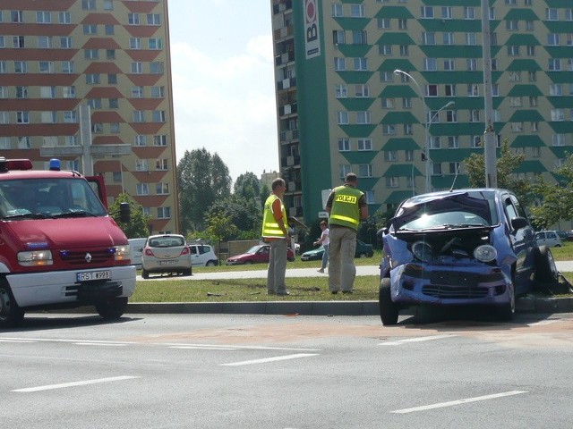 Policjanci pracują na miejscu wypadku