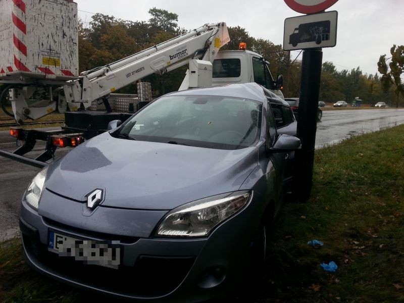 Wypadek przy al. Rydza-Śmigłego. Uderzyła renault w latarnię [zdjęcia]