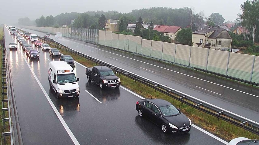 Kraków. Zderzenie dwóch samochodów na A4, utworzył się korek [ZDJĘCIA]