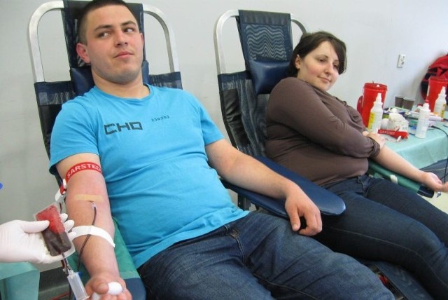 Dziś w Łączniku krew oddali m.in. Karol Uchroński i Sandra Gajdzik. - To nic nie kosztuje, a można komuś uratować życie - twierdzą studenci.