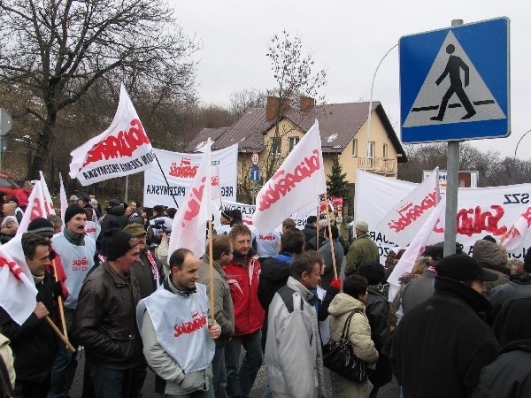 Związkowcy i pracownicy Forte przez półtorej godziny blokowali dzisiaj ul. Sobieskiego w Przemyślu.