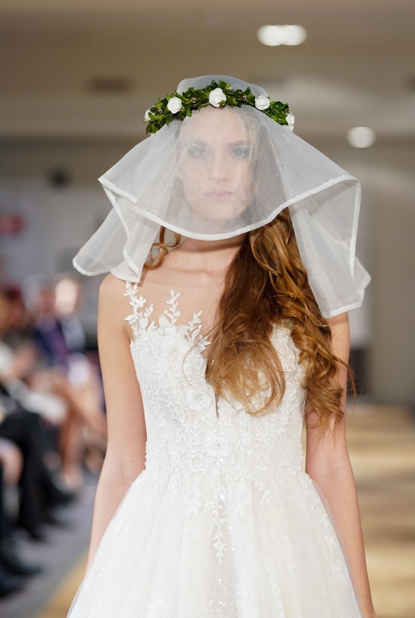 Kolekcja sukien ślubnych autorstwa Kamilii Froelke, która...