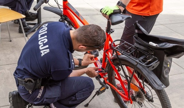 Policjanci zapraszają wszystkie osoby, które chcą bezpłatnie oznakować swój sprzęt w każdy wtorek w godz. 14-18, w siedzibie Komendy Miejskiej Policji w Koszalinie przy ul. Słowackiego 11.