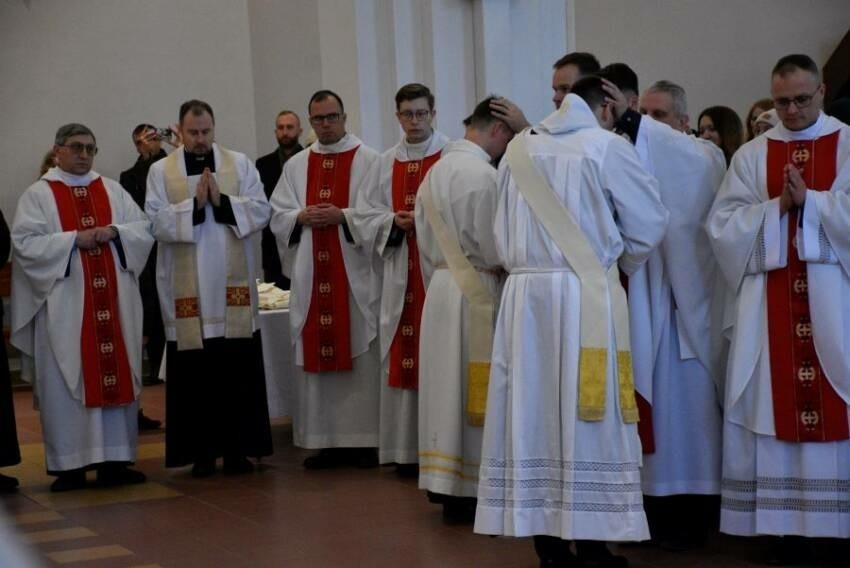 Oto nowi kapłani w diecezji. W dniu swoich święceń otrzymali dekrety