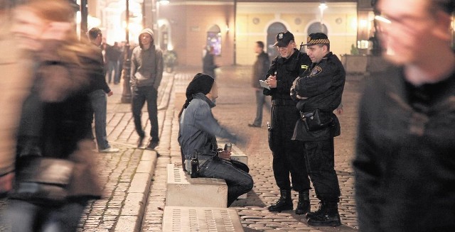 Interwencje dotyczące pijanych mają miejsce najczęściej w okolicach centrów miast, tak jak Starego Rynku w Poznaniu