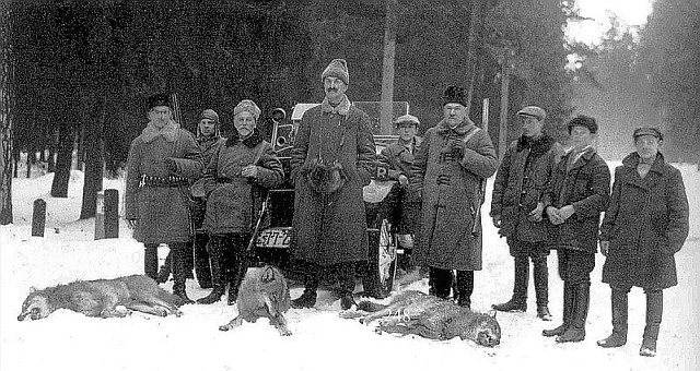 Po udanym polowaniu na wilki w Puszczy Białowieskiej. Pierwsza połowa lat 30-tych. Stefan Charczun stoi trzeci od lewej.