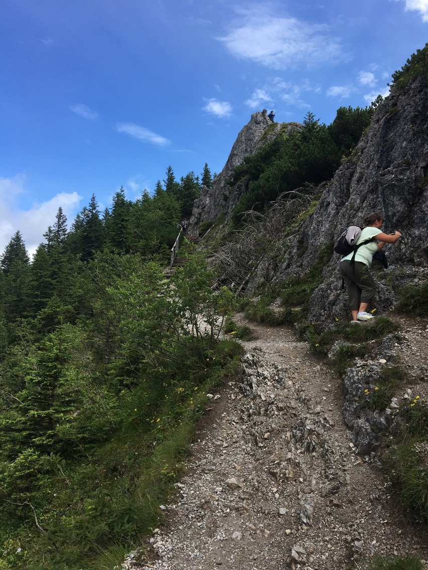 Tatry. Turystów na górskich szlakach jest sporo, ale tłumów (na szczęście) nie spotkamy