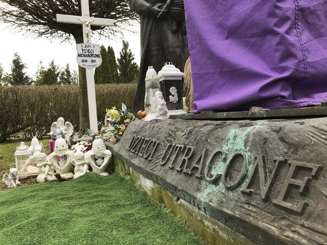 18 marca (sobota) w Słupsku odbędzie się kolejny zbiorowy pogrzeb dzieci utraconych. Uroczystości pogrzebowe zaplanowano na Nowym Cmentarzu przy grobowcu Dzieci Utraconych.