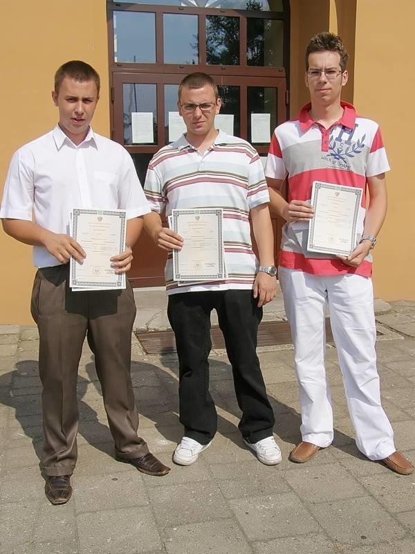 Marcin Kajda (od lewej), Adam Król i Mateusz Styś należą do tych szczęśliwców, którym bez większych problemów udało się przebrnąć przez egzamin dojrzałości
