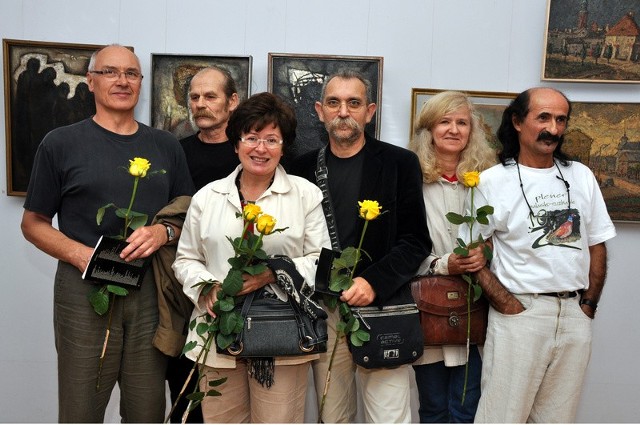 Na wernisażu "Radomskich twórców&#8221; reprezentowali: od lewej: Witold Kowalski, Leszek Kwiatkowski, Małgorzata Strzelec, Andrzej Markiewicz oraz Bożena i Janusz Popławscy.