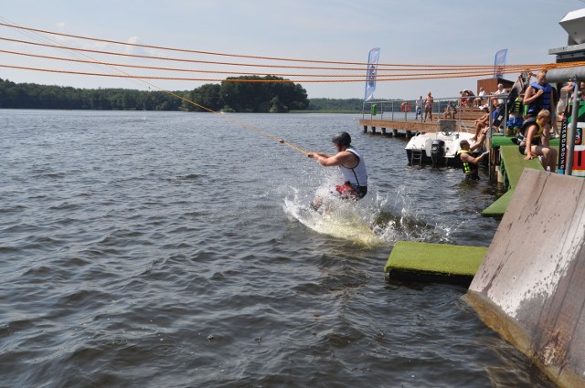 W sezonie letnim pomost z wyciągiem nart wodnych jest oblężony przez amatorów wodnych szaleństw i kibiujących im z trybuny ludzi