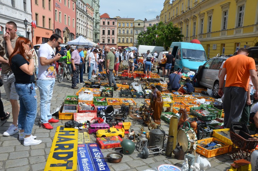 Giełda staroci na rynku w Świdnicy przyciągnęła tłumy w...