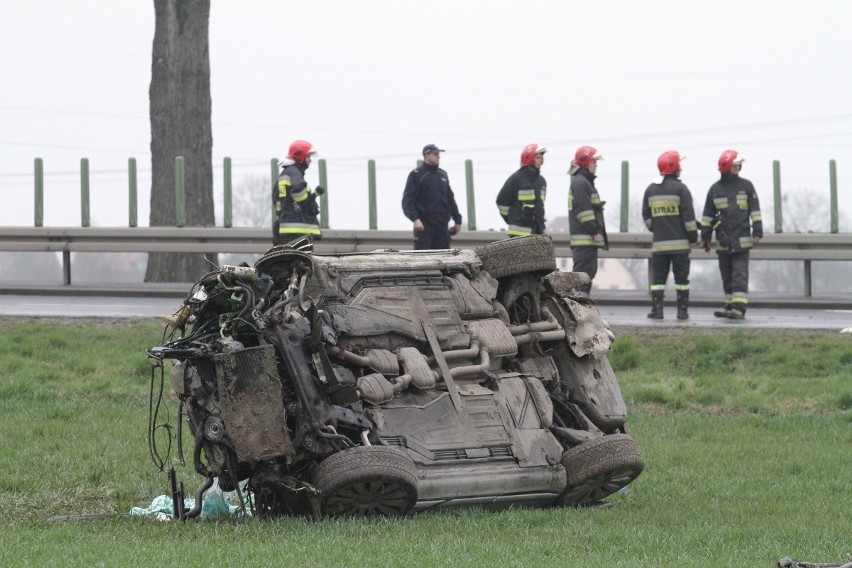 Wypadek na trasie Wrocław-Oleśnica. Audi A8 wypadło z drogi i dachowało (ZDJĘCIA)