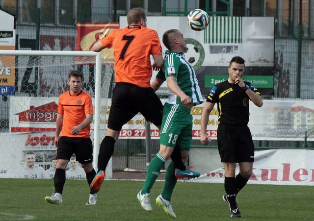 Adam Cieśliński (w biało-zielonej koszulce) strzelił dla Olimpii w meczu z Dolcanem dwie bramki