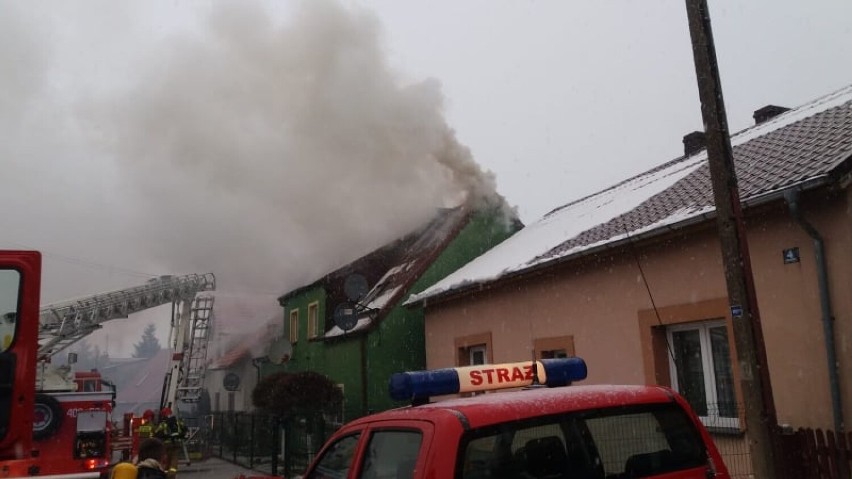 Pożar w Unichowie, 09.12.2021. Dwie rodziny zostały bez dachu nad głową