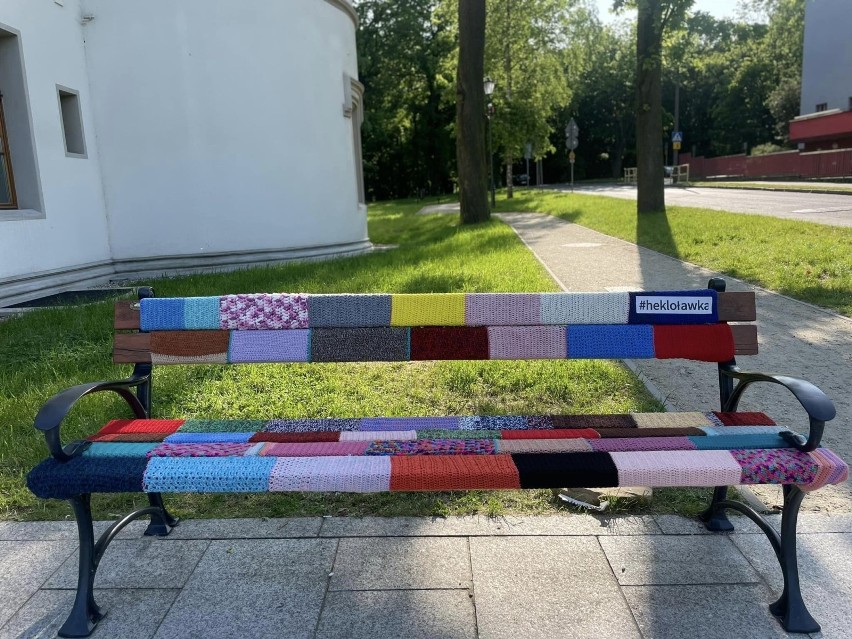 Kolorowa ławka w Miechowicach zdobi park, to efekt warsztatów. Zobaczcie jak pięknie