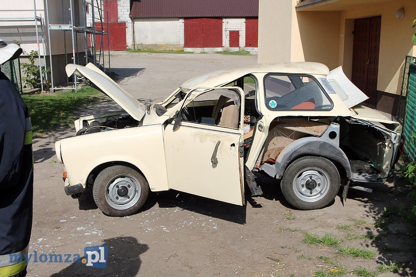 Wypadek trabanta w Czarnocinie. Kierowca uderzył w słup,...