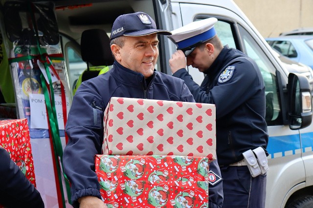 By nadchodzący świąteczny czas był wyjątkowy dla wszystkich – policjanci bytowskiej jednostki wraz z kadrą i uczniami Szkoły Podstawowej nr 2 w Bytowie, postanowili wspomóc rodzinę w ramach akcji „Szlachetnej Paczki”.