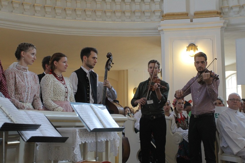 Węgierski zespół  Elte w kościele dał popis śpiewu