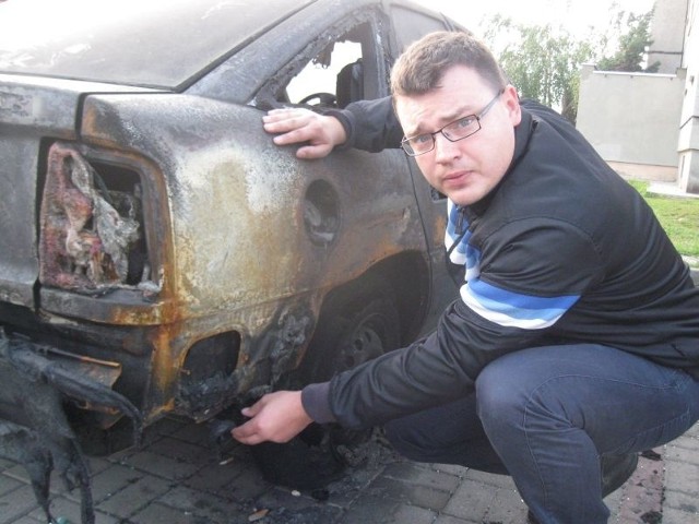 - Mój samochód jest w połowie spalony, ale nie nadaje się do użytku - mówi Mateusz Staudt. - Muszę oddać go na złom.