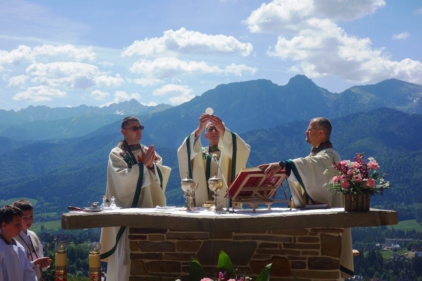 Kościelisko. Uroczystość Bożego Ciała z widokiem na Giewont i Czerwone Wierchy 