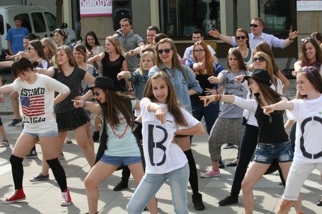 Flash mob na Placu Artystów w Kielcach promował Festiwal Przedsiębiorczości BOSS. Zorganizował go Kielecki Teatr Tańca i Świętokrzyskie Studenckie Forum Business Centre Club.