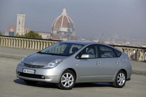 Fot. Toyota: Najoszczędniejszym autem napędzanym silnikiem benzynowym jest Toyota Prius. Ten samochód ma jednak napęd hybrydowy, w którym silnik benzynowy jest wspomagany silnikiem elektrycznym. Średnie zużycie paliwa wynosi tylko 4,3 l na 100 km.