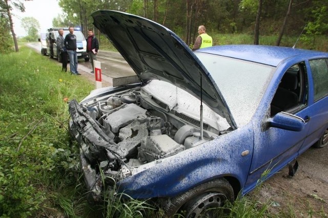 Małżeństwo, które podróżowało tym volkswagenem, trafiło do szpitala.