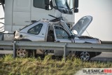 Wypadek na S8 pod Wrocławiem. Tir zmiażdżył osobówkę, dwie osoby ranne [ZDJĘCIA]