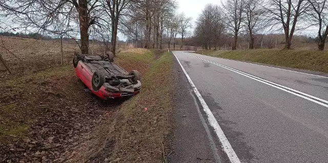 Dachowanie na drodze między Kruszyną a Objezierzem.