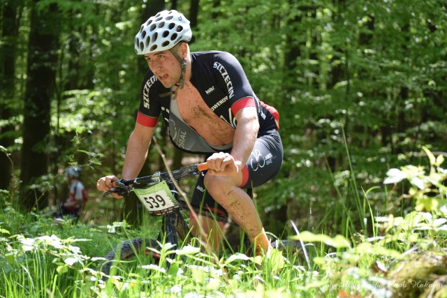 14 maja w Żarach odbył się trzeci z 10 wyścigów kolarskich o Grand Prix Kaczmarek Electric MTB 2017. Przepiękną trasą po ścieżkach i dróżkach Zielonego Lasu ścigało się prawie tysiąc zawodników z całej Polski i zza granicy.