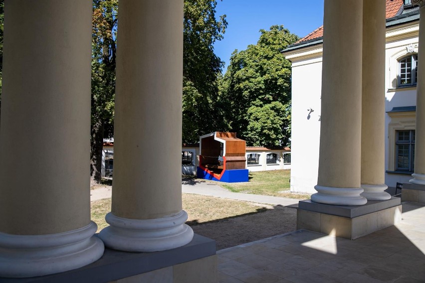 Mimo że ławeczka z polską flagą stanęła na gruncie UMB,...