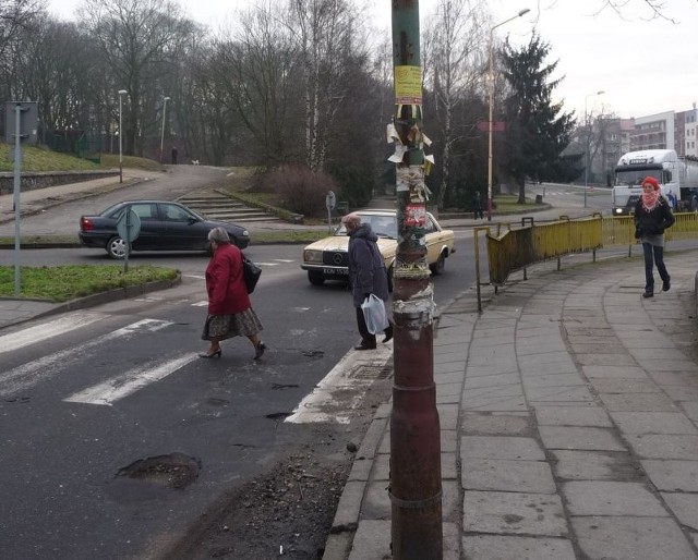 W samym centrum, wjeżdżając w ulicę Wojska Polskiego, kierowcy muszą bardzo uważać. Jest tam głęboka wyrwa. Także piesi muszą patrzeć pod nogi, bo dziury i im zagrażają.