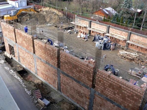 Nowa hala sportowa rośnie jak na drożdżach. Budowie sprzyja ciepła zima.