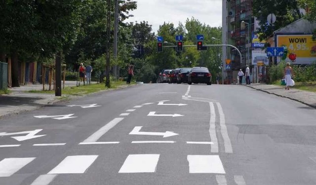 Przy skrzyżowaniu z Kolberga ulica Zbrowskiego ma 3 pasy ruchu, ale zdaniem drogowców na kolejnym odcinku jest za wąsko, żeby zastosować takie samo rozwiązanie.