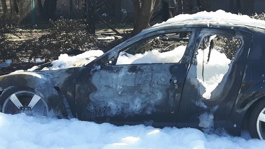 Mazda e6 spłonęła w nocy z piątku na sobotę na osiedlu w...