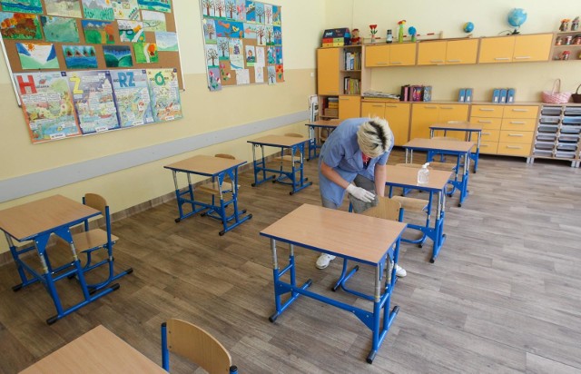 Osobne ławki dla każdego dziecka, określona liczba dzieci w sali - to nowe zasady funkcjonowania szkół.