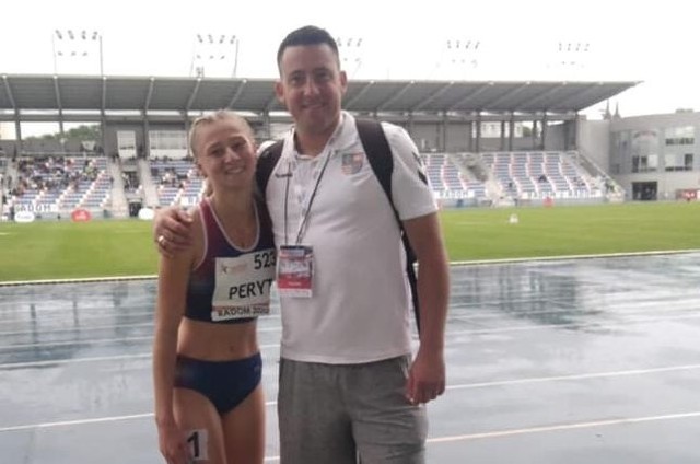 Radość Mai Peryt i jej trenera Dawid Kubca po zwycięskim biegu w Radomiu. Więcej na kolejnych zdjęciach.
