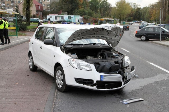 Pijana kobieta kierująca osobówką staranowała skodę i uciekła z miejsca zdarzenia.