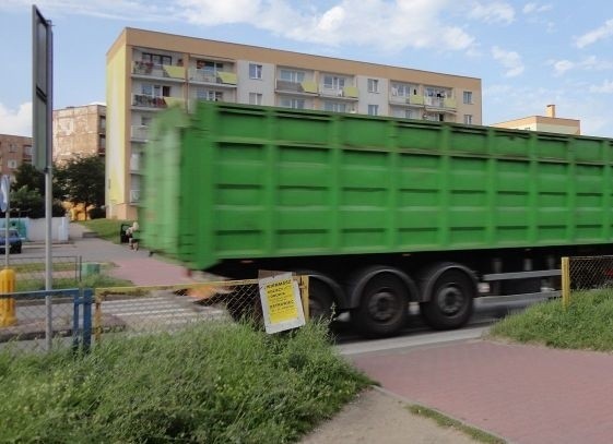 Przejeżdżające co chwila samochody ciężarowe uprzykrzają życie szczególnie mieszkańcom Rosoch i Stawek.